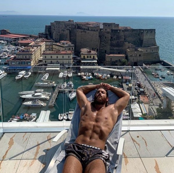 Can Yaman'dan bacak şov