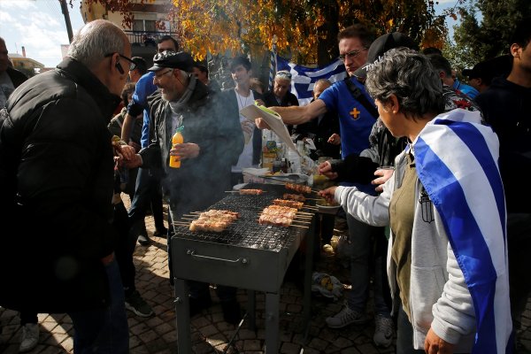Yunanistan'dan göçmenlere karşı domuz etli protesto