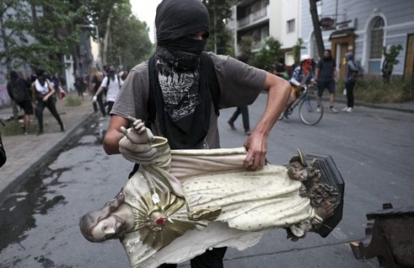 Şili’de göstericiler üniversite yaktı, kilise yağmaladı