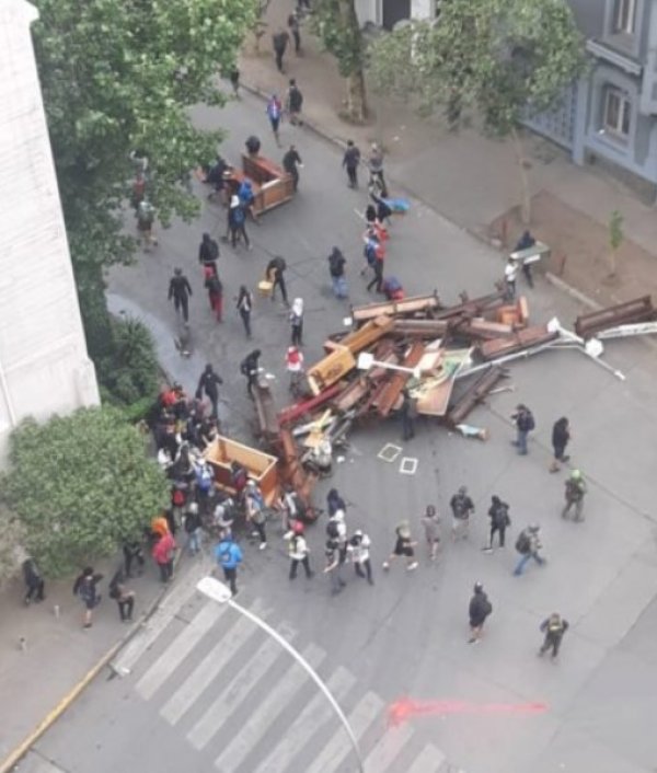 Şili’de göstericiler üniversite yaktı, kilise yağmaladı
