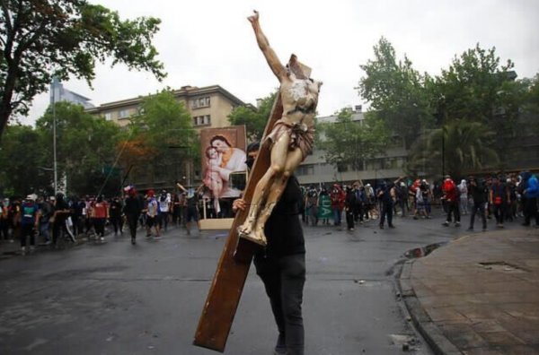 Şili’de göstericiler üniversite yaktı, kilise yağmaladı