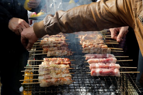 Yunanistan'dan göçmenlere karşı domuz etli protesto