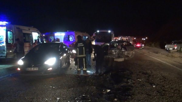 Bursa'da otomobil ile minibüs çarpıştı