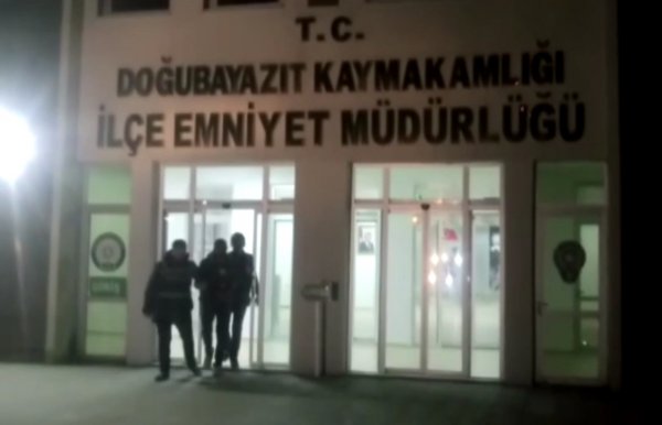 a Eşini ve kızını naylon poşet ile yakan baba tutuklandı