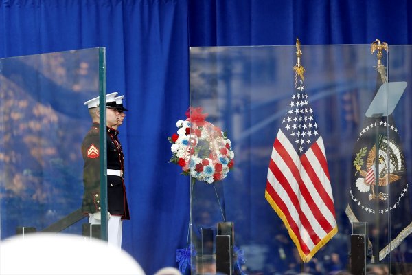 Trump, kurşun geçirmez camın arkasında konuştu