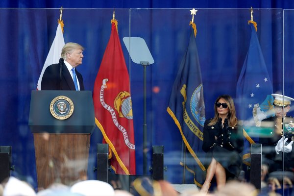 Trump, kurşun geçirmez camın arkasında konuştu