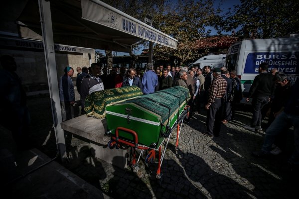 Emekli imam, oğlu ve torununun cenaze namazını kıldırdı