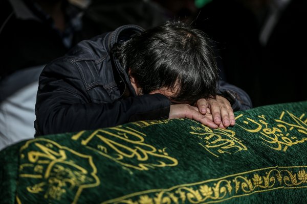 Emekli imam, oğlu ve torununun cenaze namazını kıldırdı