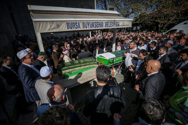 Emekli imam, oğlu ve torununun cenaze namazını kıldırdı