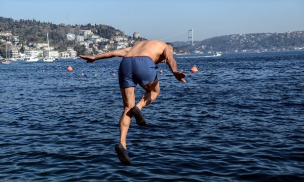 i İstanbul'da serinlemek isteyenler denize girdi