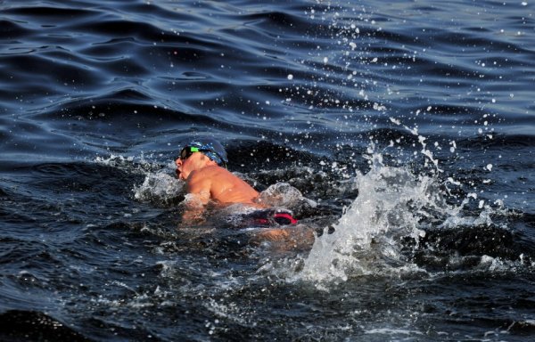 i İstanbul'da serinlemek isteyenler denize girdi