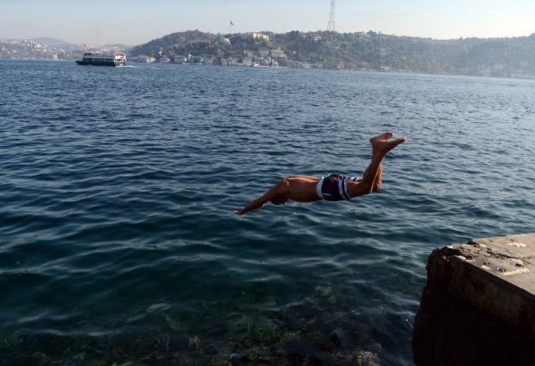 i İstanbul'da serinlemek isteyenler denize girdi
