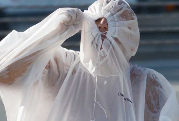 i İstanbul'da serinlemek isteyenler denize girdi