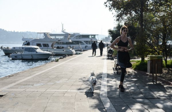 i İstanbul'da serinlemek isteyenler denize girdi