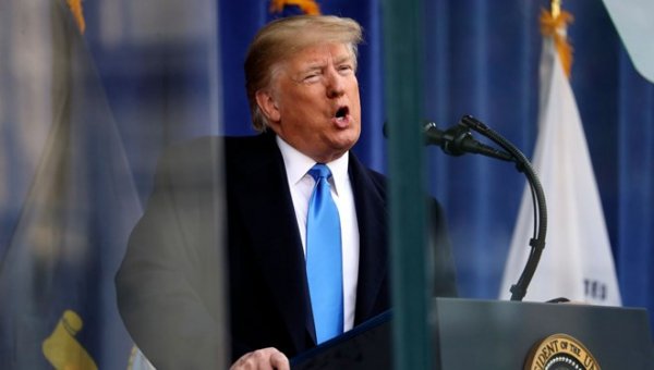 Trump, kurşun geçirmez camın arkasında konuştu