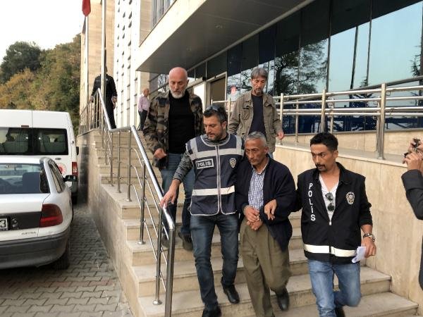 d Öldürdüğü komşusunun cenazesine katıldı