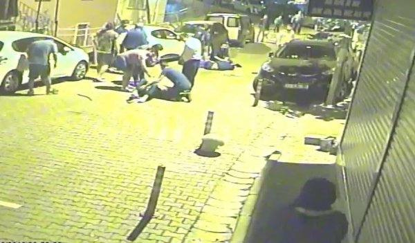 Motosiklete binen iki genç, kaza yaptı