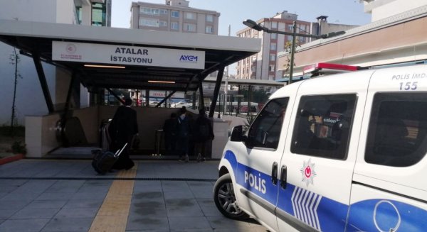 Bayılan adamın bacağı tren ile platform arasına sıkıştı