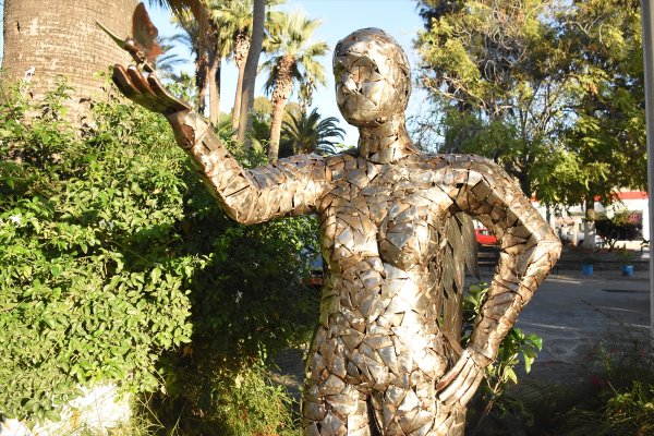 a Bodrum'da Neslican Tay'ın heykeli dikildi