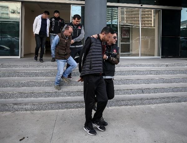 d Otomobilin tavanından 5 bin uyuşturucu hap çıktı