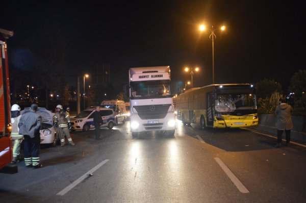 i İstanbul'da İETT otobüsü kaza yaptı