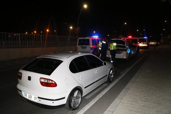 Adana'da dur ihtarına uymayan sürücü alkollü çıktı