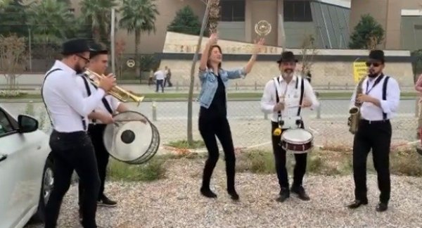 i 3,5 yıl sonra eşinden boşanınca bando ekibi çağırdı