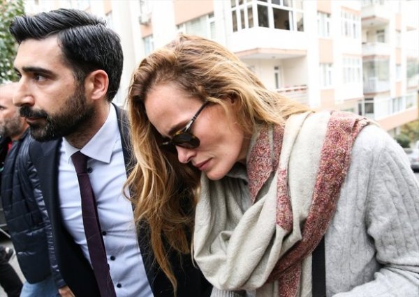 Evinin önünde duran mendilci Google'da ortaya çıktı