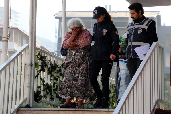 Yüzleri peçeli 5 kadın hırsız, kuyumcuyu soydu