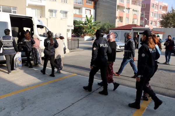 Yüzleri peçeli 5 kadın hırsız, kuyumcuyu soydu