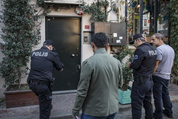 Evinin önünde duran mendilci Google'da ortaya çıktı