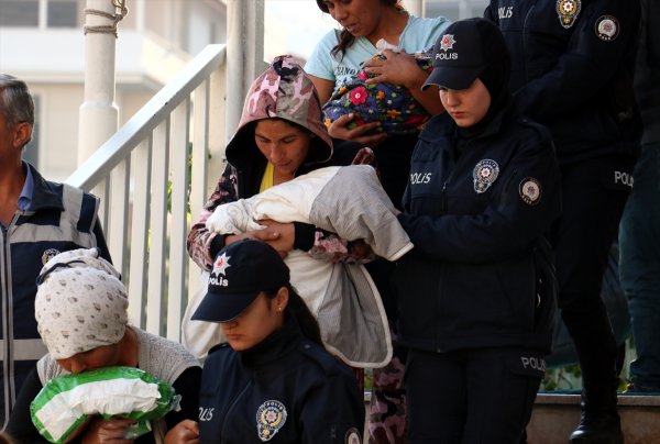 Yüzleri peçeli 5 kadın hırsız, kuyumcuyu soydu