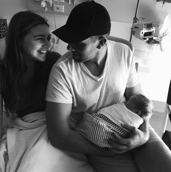 Avustralyalı model hamile olduğu doğumda anladı