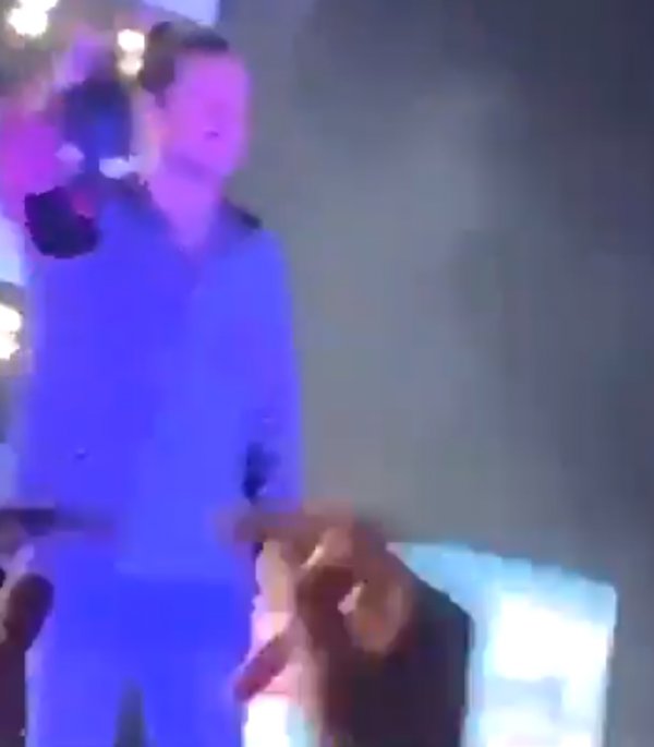 Suudi kadın, konserde sahneye sütyen attı