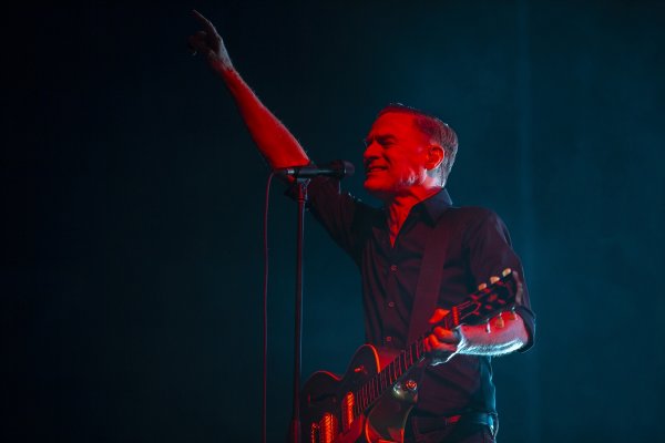 Bryan Adams, İstanbul'da müzikseverlerle buluştu