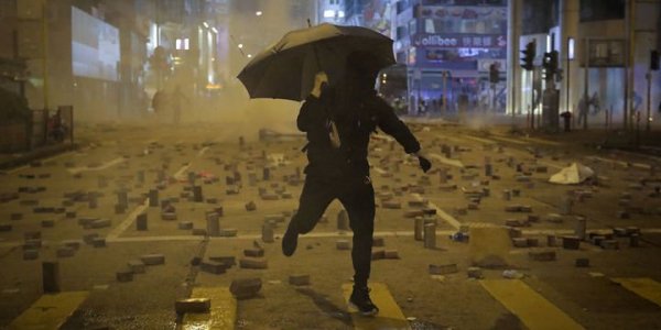 a Hong Kong'da protestoların şiddeti artıyor