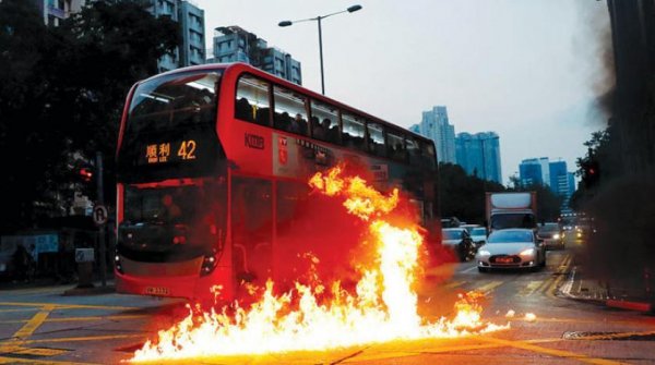 a Hong Kong'da protestoların şiddeti artıyor