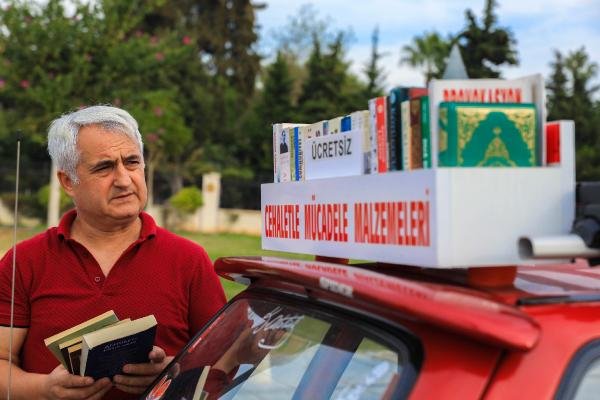 Sınıf öğretmeni 20 bin kitabı ücretsiz dağıttı