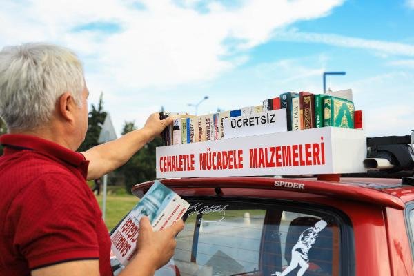 Sınıf öğretmeni 20 bin kitabı ücretsiz dağıttı