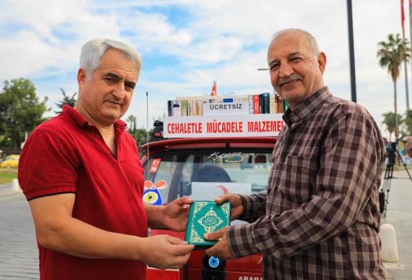 Sınıf öğretmeni 20 bin kitabı ücretsiz dağıttı