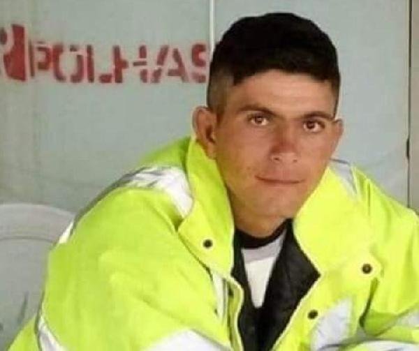 Tartıştığı eşini kazakla boğdu