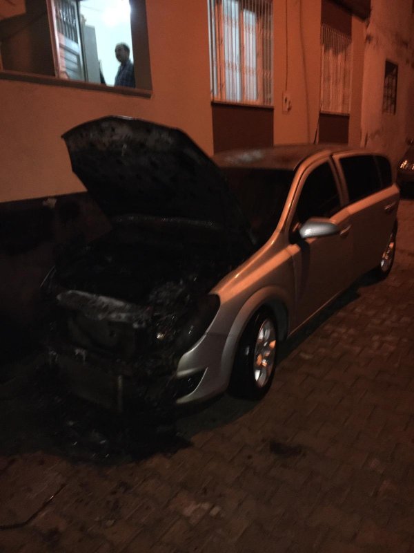 Adana'da 2 kişi park halindeki aracı yaktı