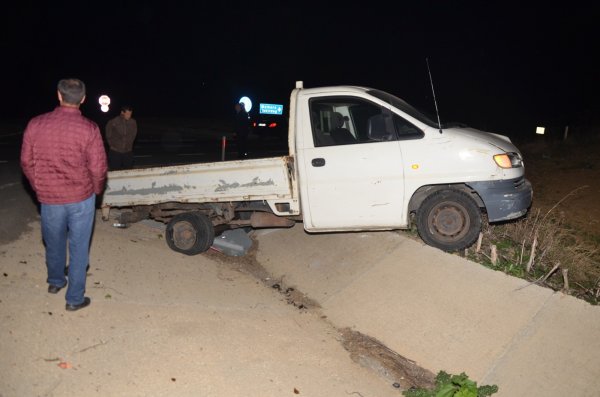 i Kaza yapan kamyonet şoförü olay yerinden kaçtı