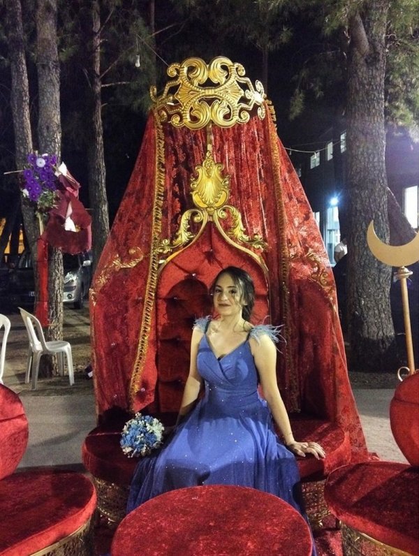 i Üniversiteli genç kızı öldürüp, saatini paylaştı