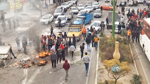 İran'da benzin zammından elde edilen gelir dağıtılıyor