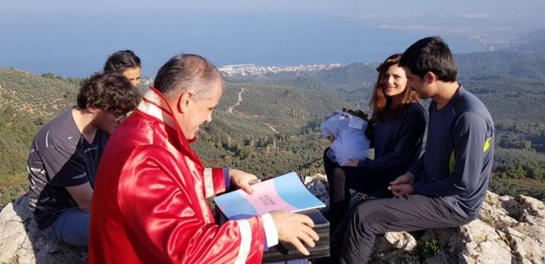 i Metrelerce yükseklikte nikah kıydılar