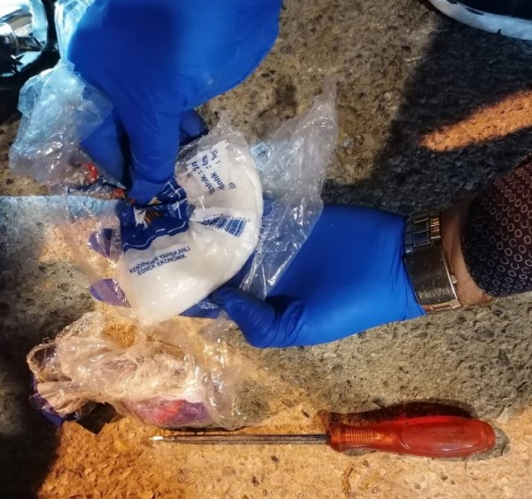 i Otomobilin farından uyuşturucu çıktı