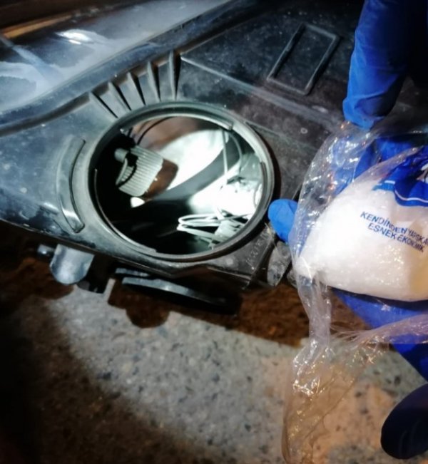 i Otomobilin farından uyuşturucu çıktı