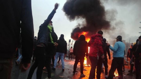 İran'da benzin zammından elde edilen gelir dağıtılıyor