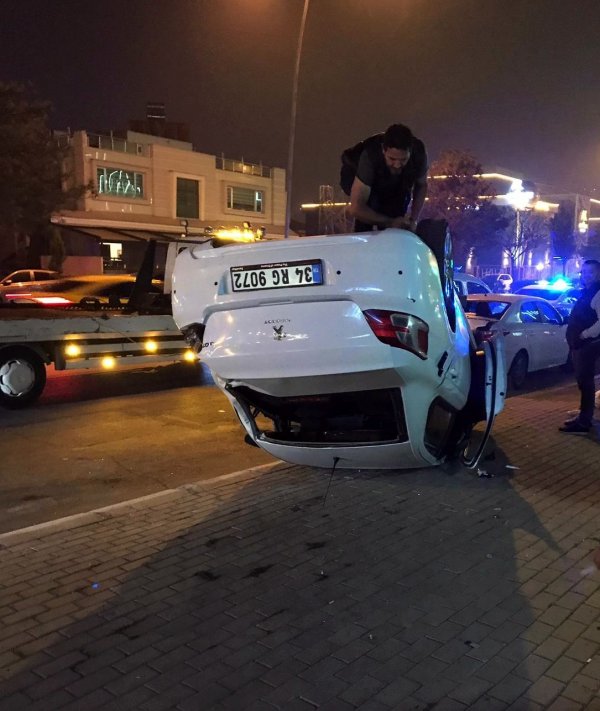 i Alkollü sürücü araç kullanırken canlı yayın yaptı